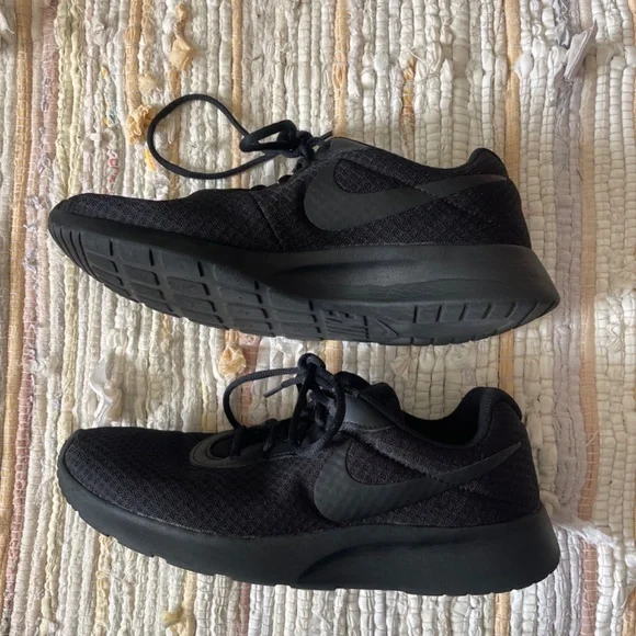 EUC Men’s Nike Tanjun Shoe / Sneakers Black Barely Bolt Size 9 - Picture 4 of 8
